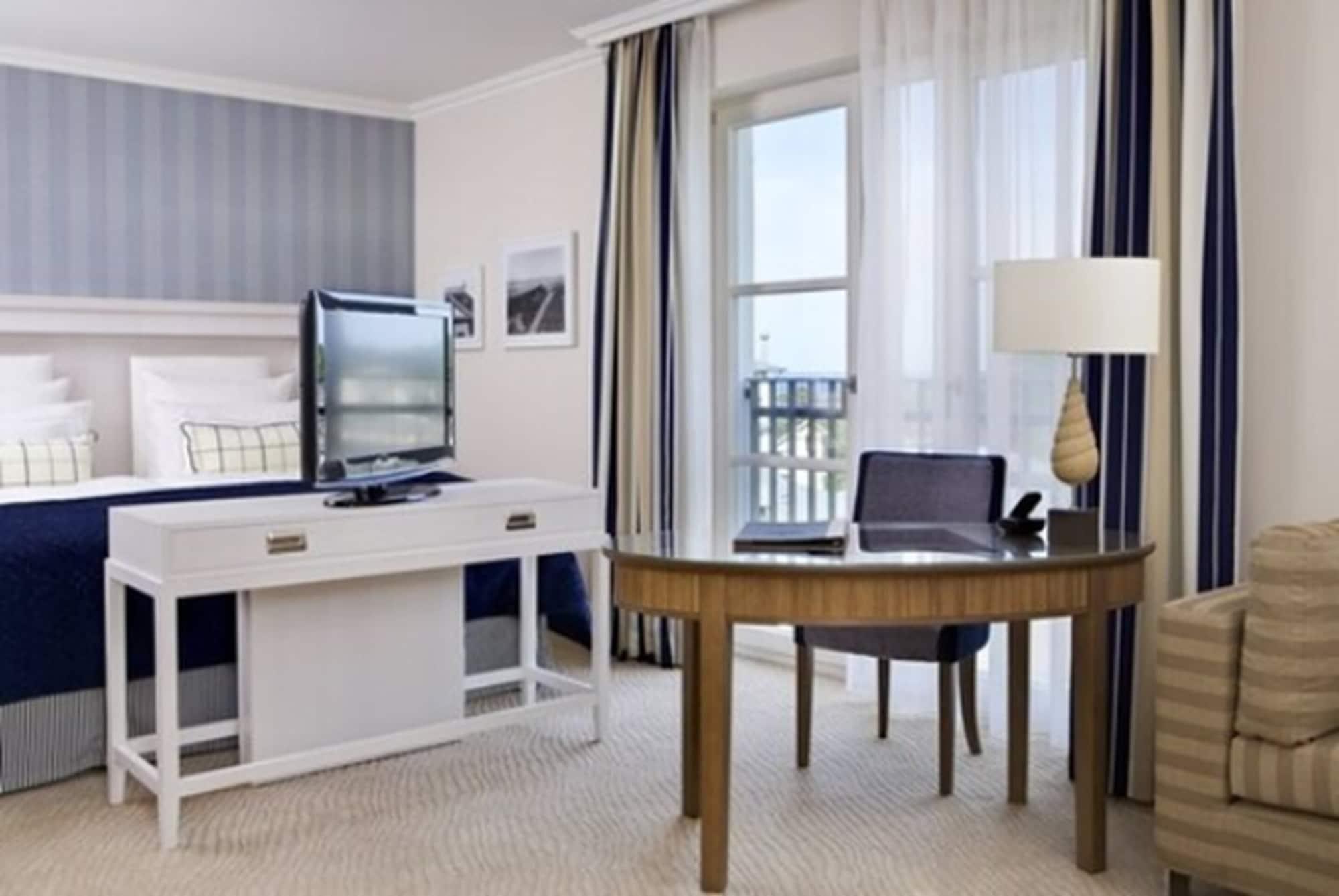 Steigenberger Grandhotel & Spa Heringsdorf Exterior photo A room at the hotel