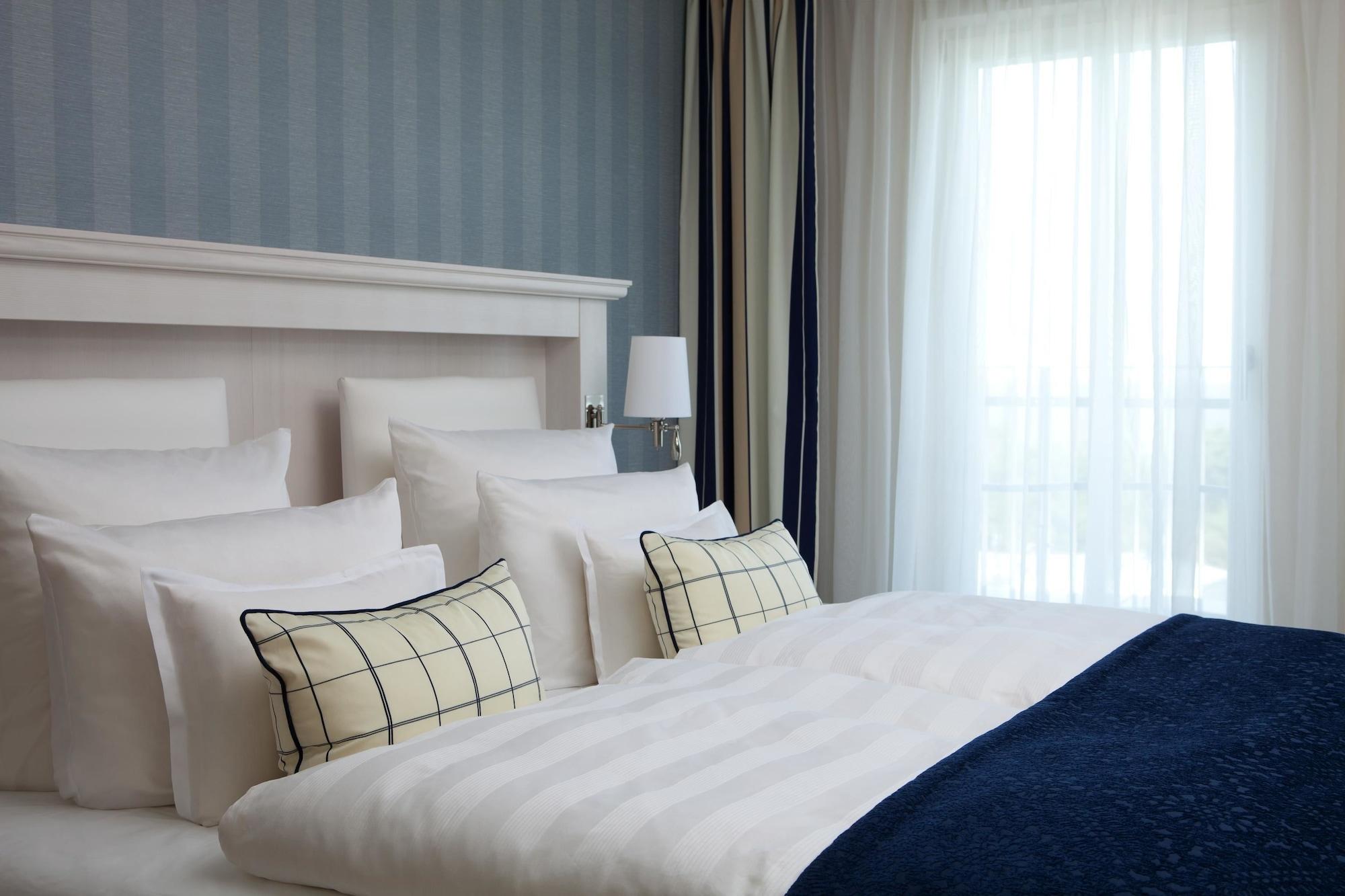 Steigenberger Grandhotel & Spa Heringsdorf Exterior photo A bed with a bed runner